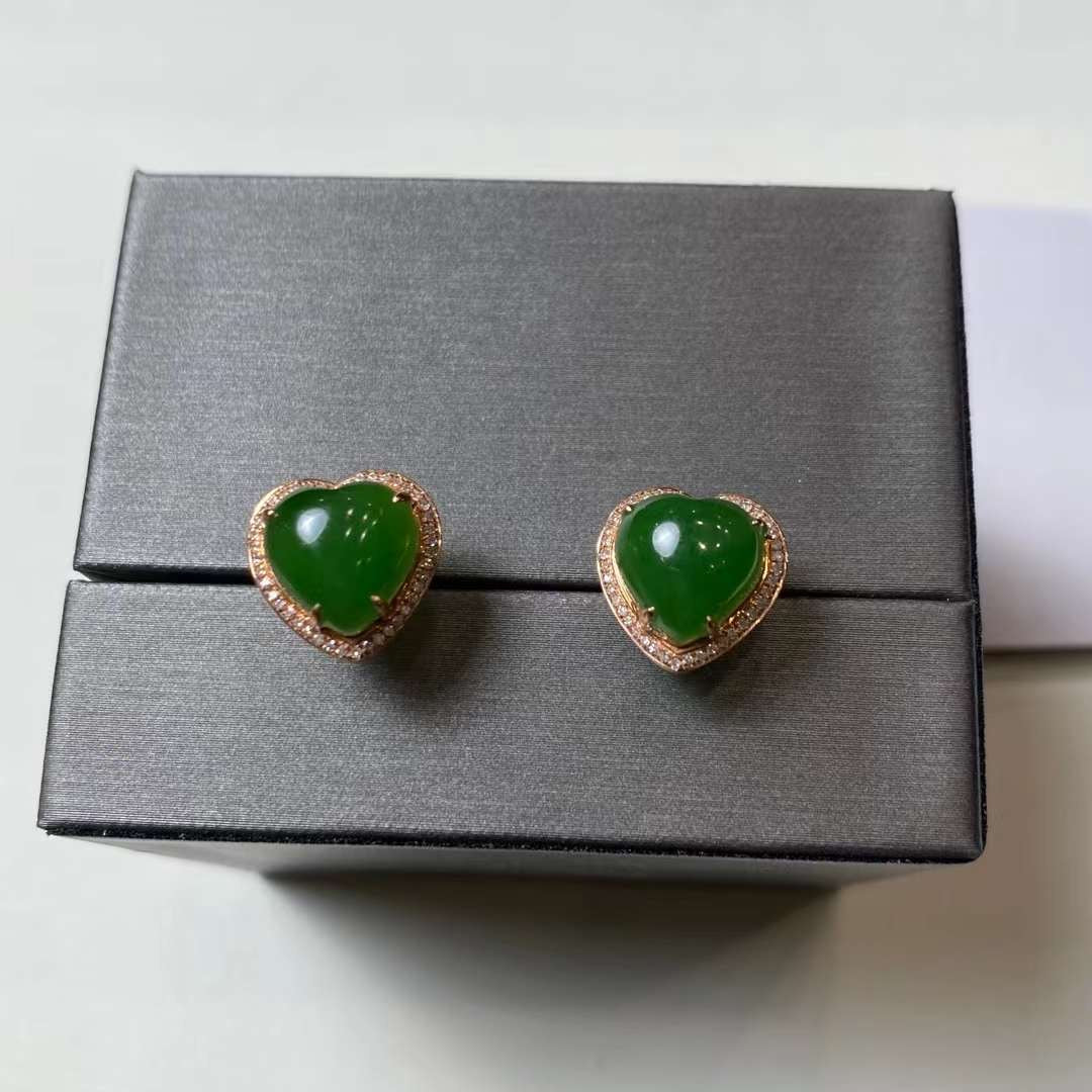 18k with diamonds inlaid with the top old material Hetian jasper love earrings
